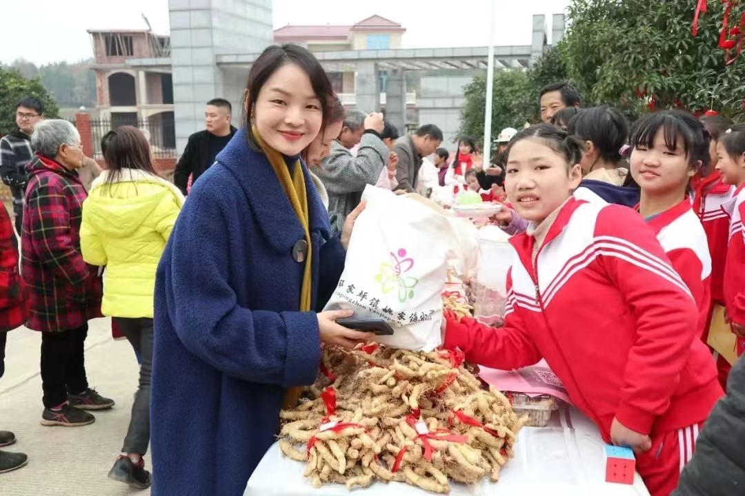 邵阳县谷洲镇中心学校领导赴郦家坪镇杉木桥中学、姚家铺小学考察学习劳动课程基地建设