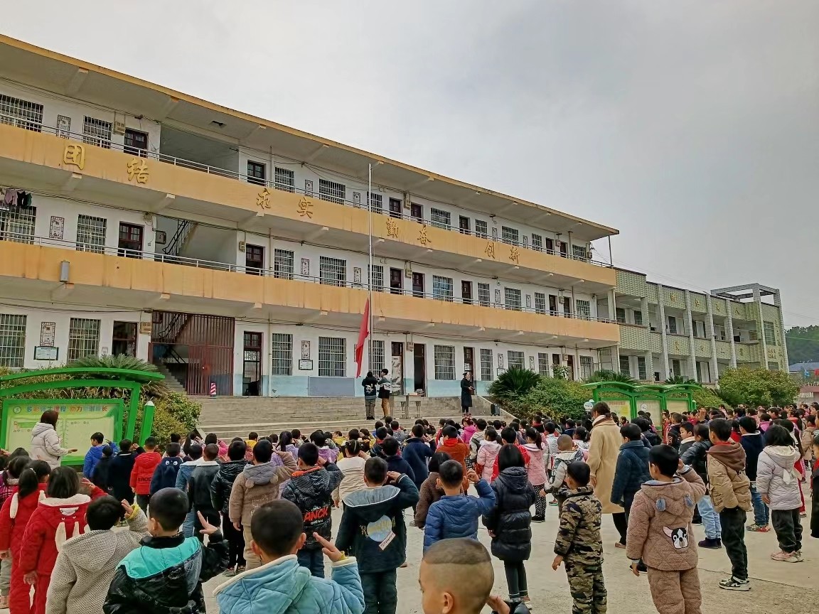 “励志成就梦想，少年扬帆起航”