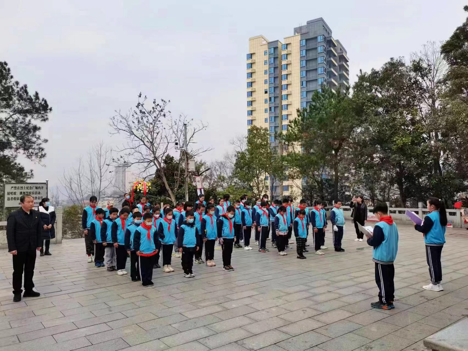 缅怀英烈  踔厉奋发