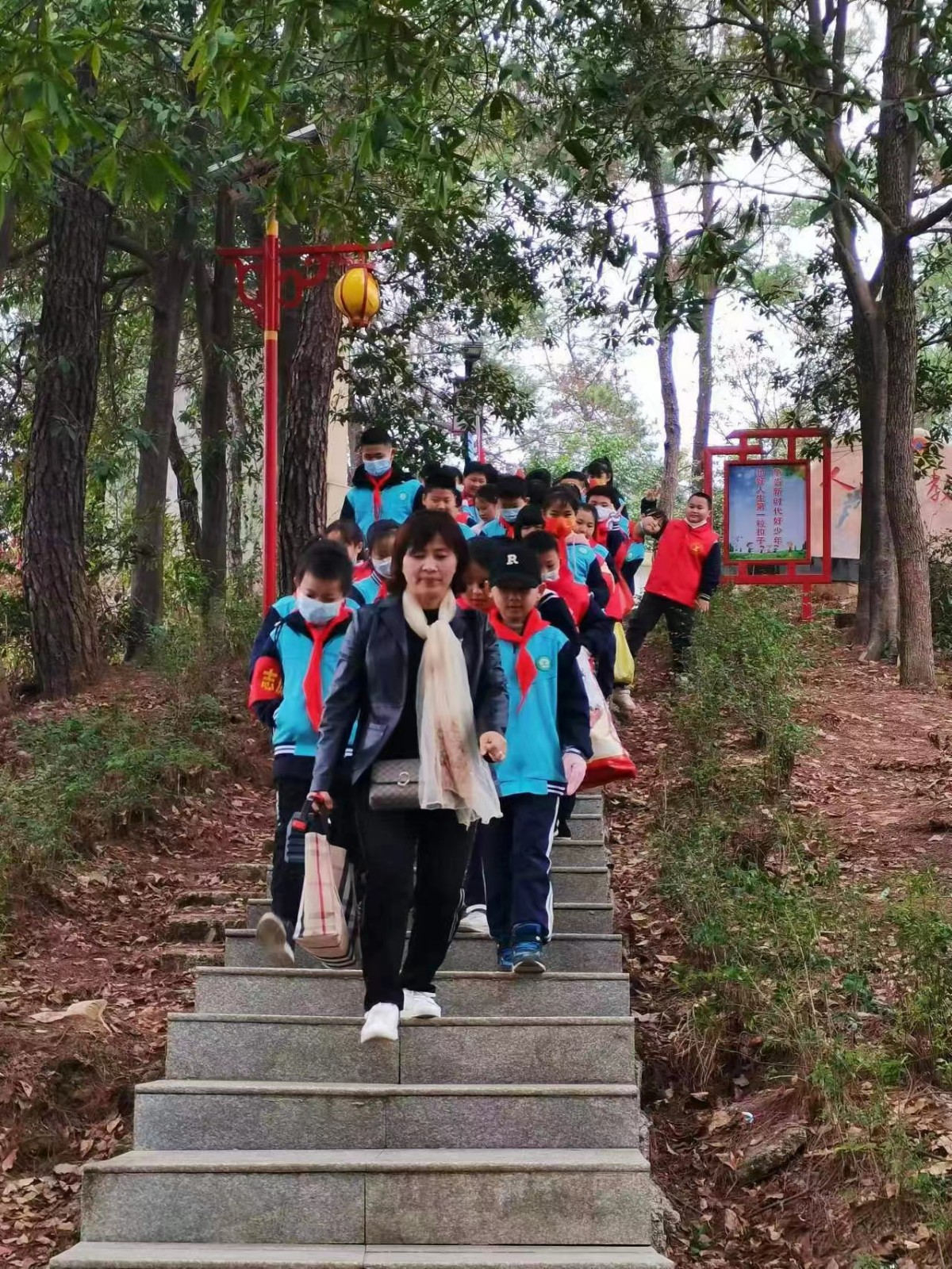 十里春风不如你 学习雷锋送暖心