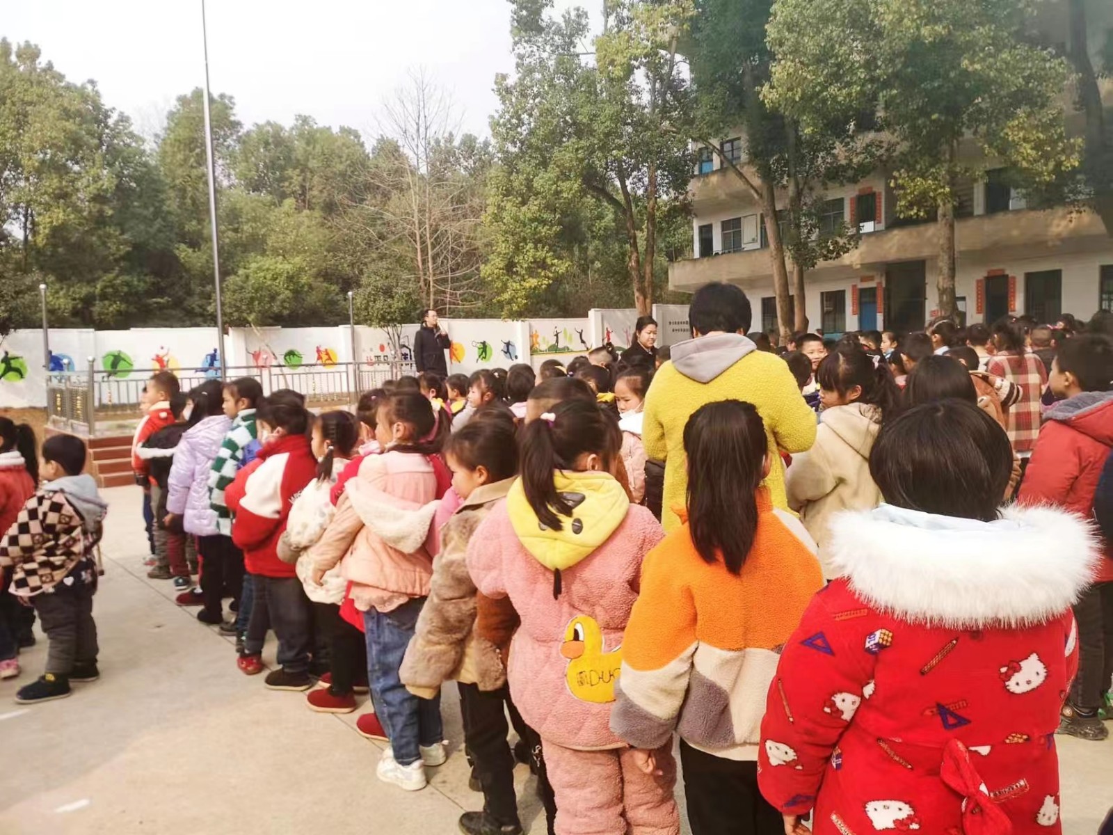 洞口县茶场学校：消防防震疏散演练，增强应对突发能力