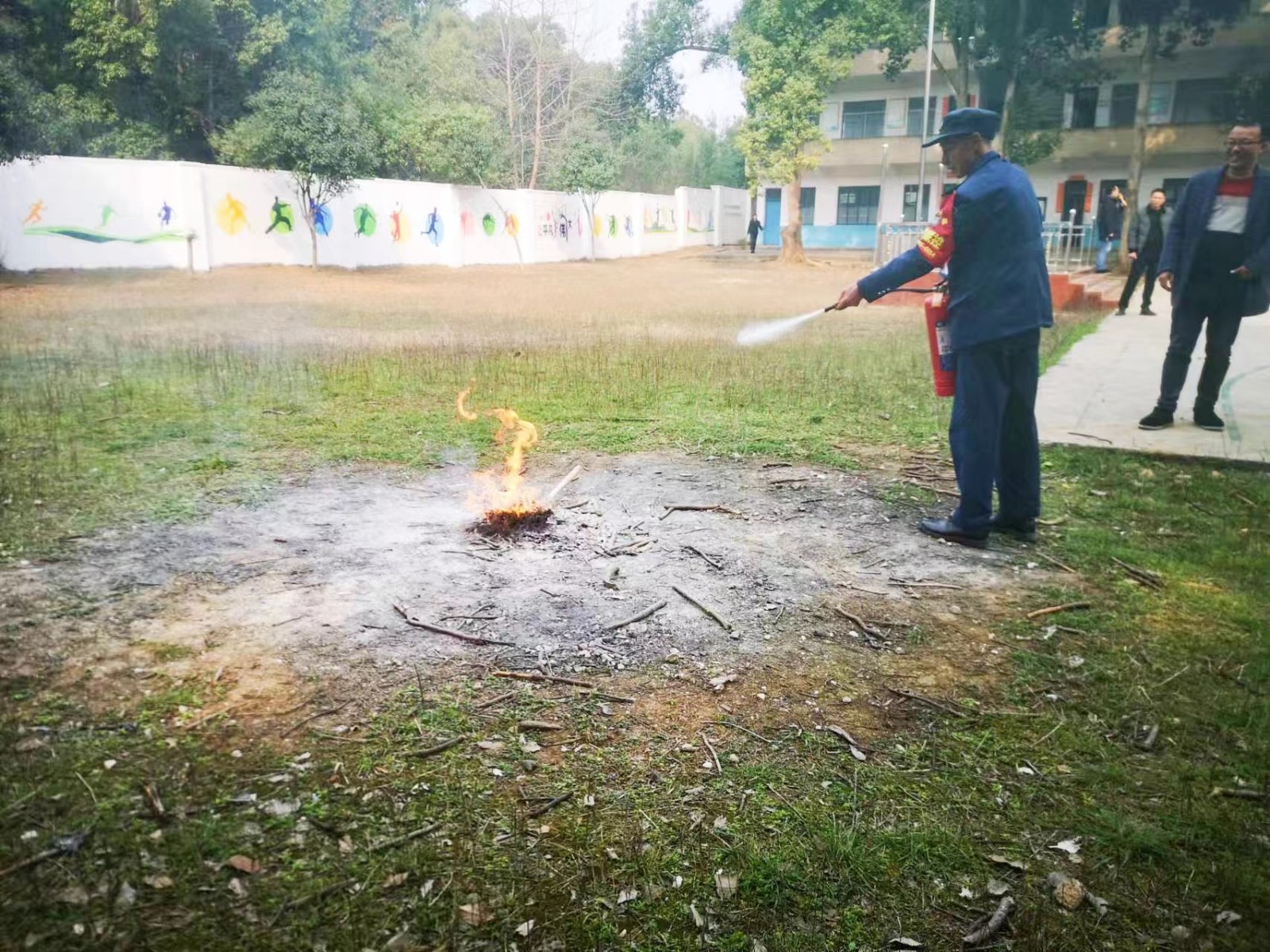 洞口县茶场学校：消防防震疏散演练，增强应对突发能力
