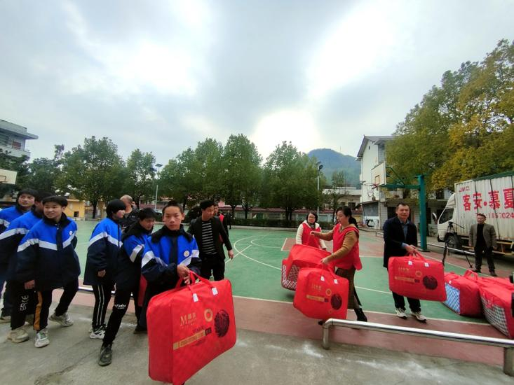 梦之航委员工作室举行“汇聚爱心，传送温暖”公益助学活动