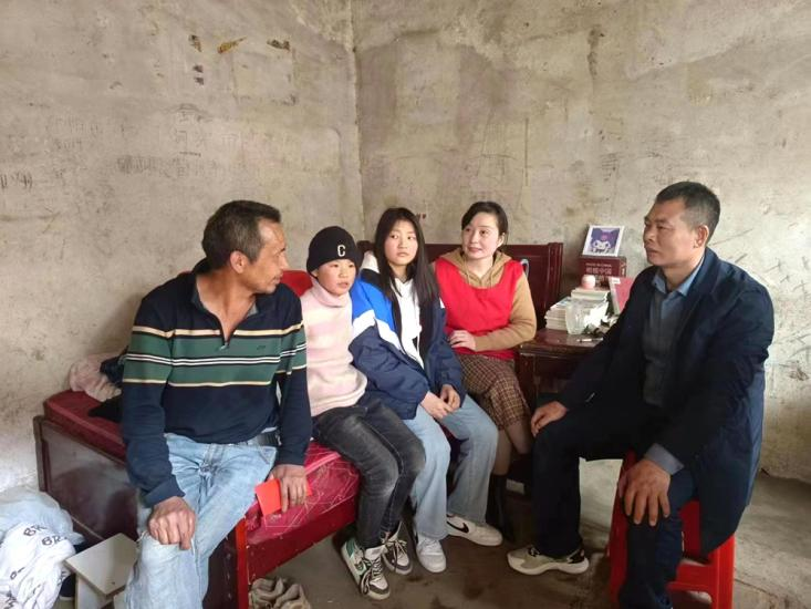 梦之航委员工作室举行“汇聚爱心，传送温暖”公益助学活动