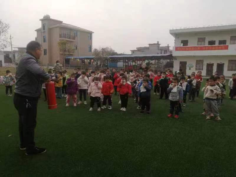 新宁县万塘乡白马田幼儿园开展消防安全演练