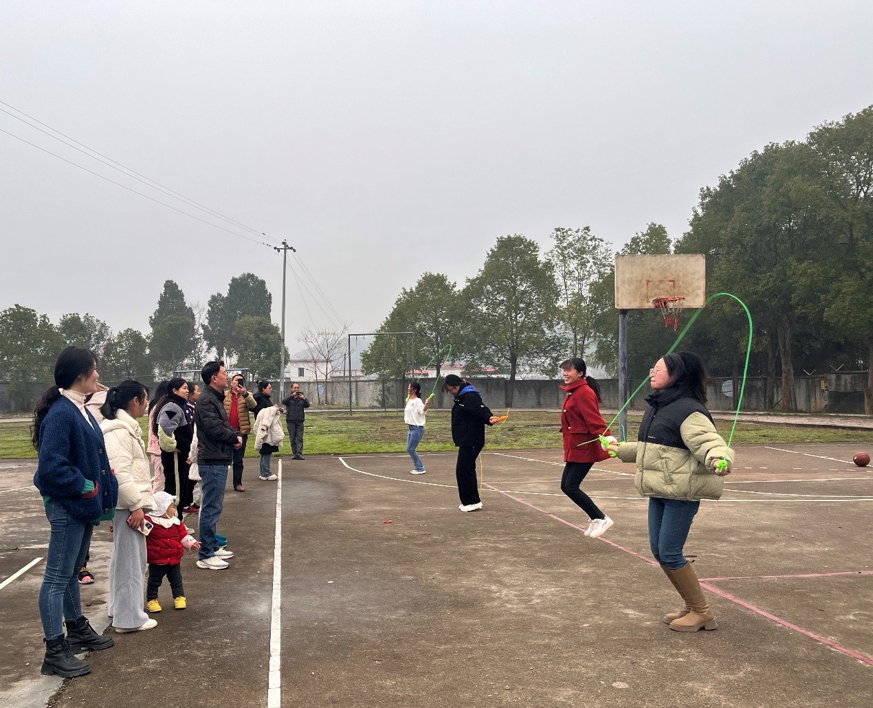 洞口县管竹中学举行女职工投篮、跳绳比赛