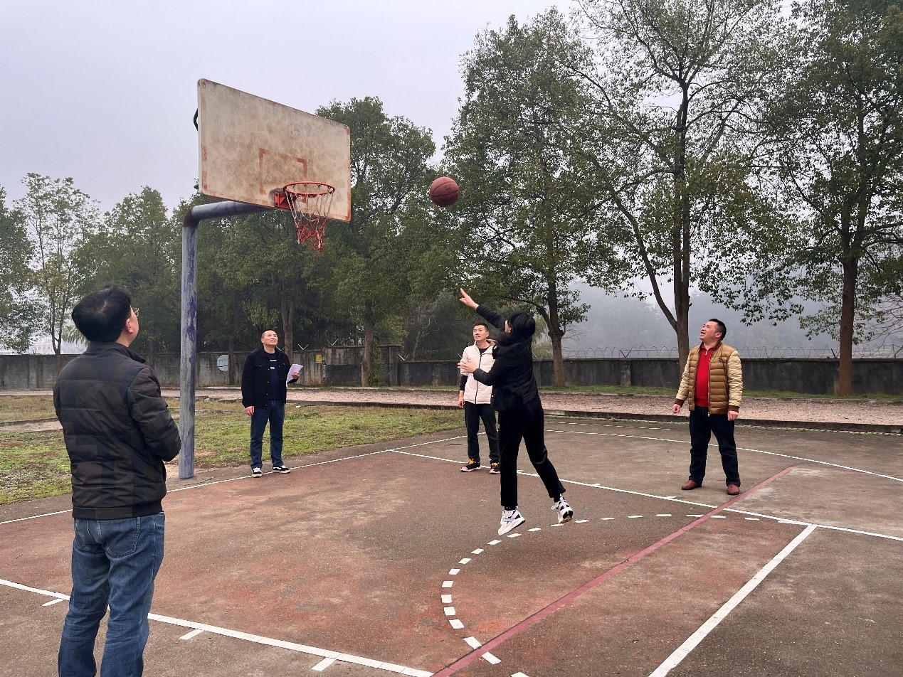 洞口县管竹中学举行女职工投篮、跳绳比赛