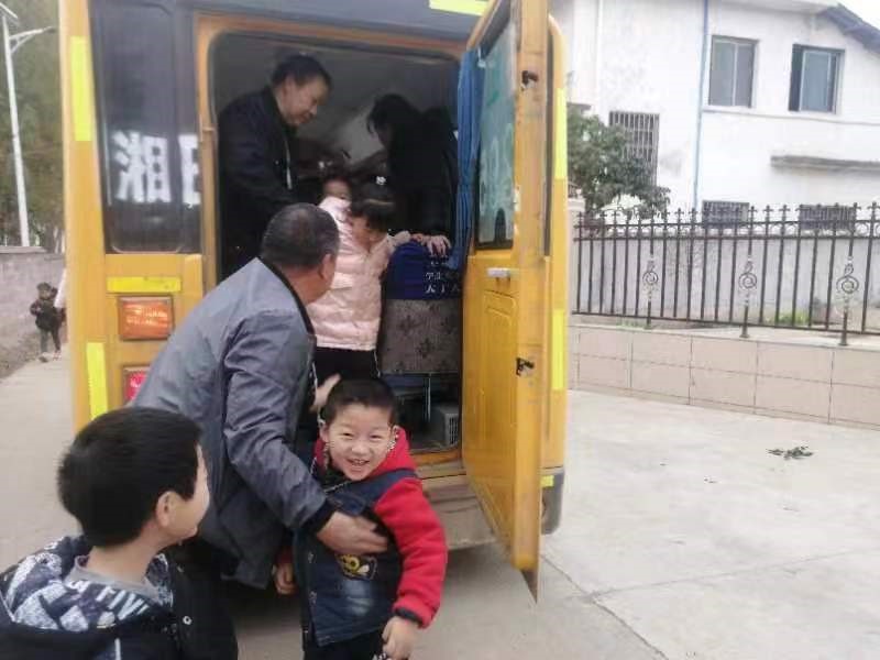 新宁县万塘乡白马田幼儿园举行校车安全演练