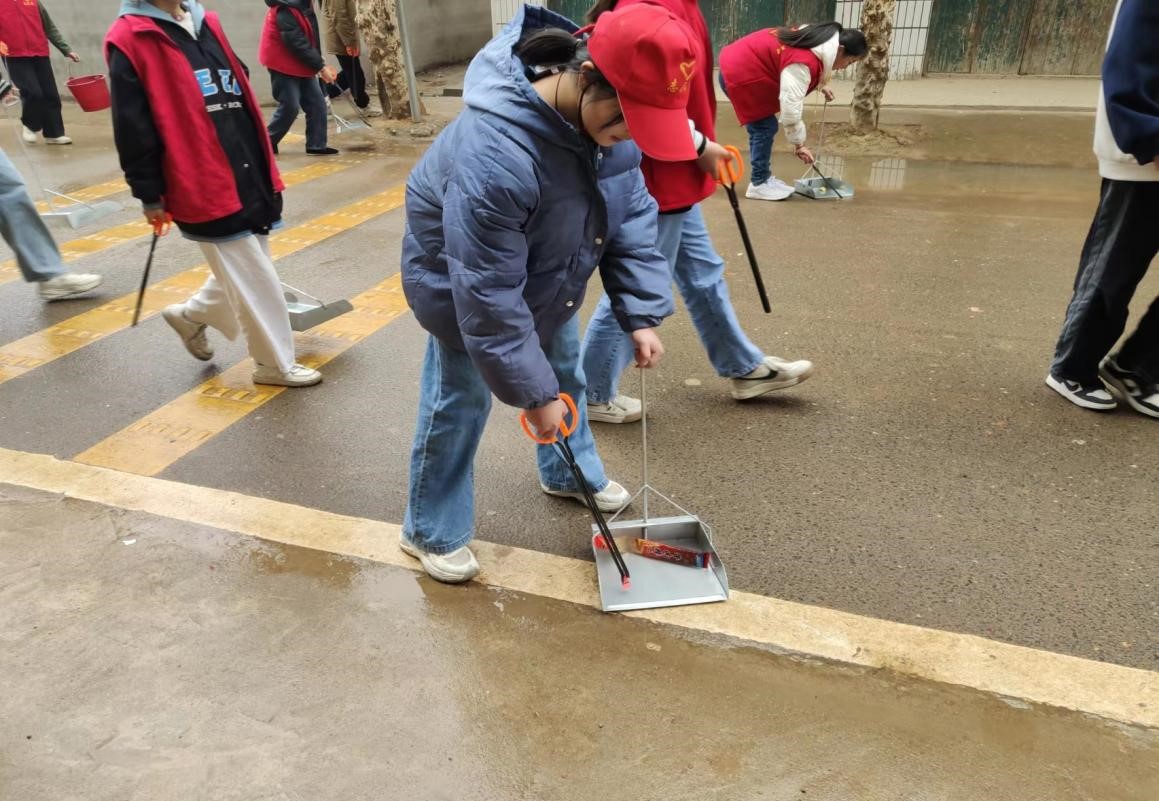 弘扬雷锋精神  美化家乡环境