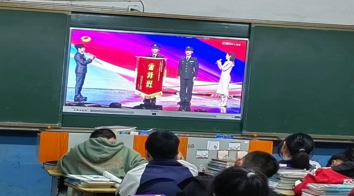 金称市镇中学组织师生观看“新时代.新雷锋”主题文艺晚会直播
