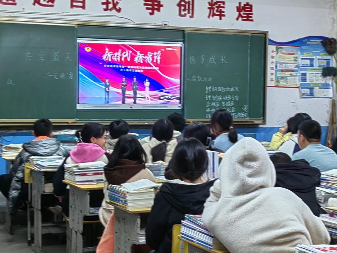 金称市镇中学组织师生观看“新时代.新雷锋”主题文艺晚会直播