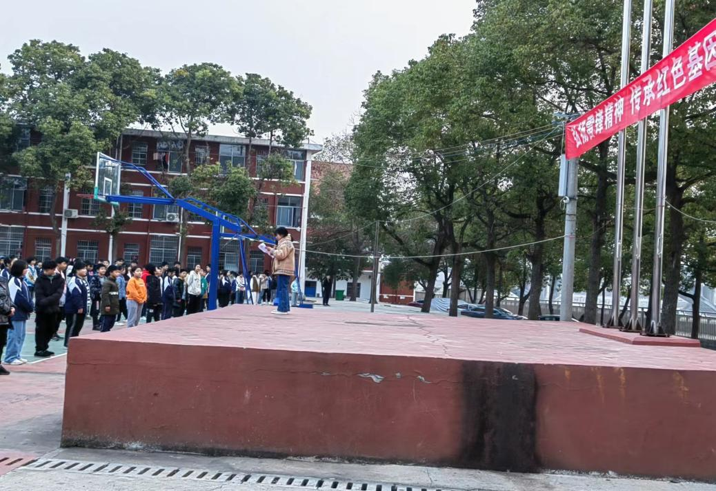 金称市镇中学举行“弘扬雷锋精神”国旗下讲话