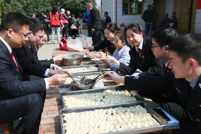 辰溪法院开展“3.5学雷锋送温暖”志愿服务