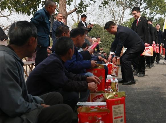 辰溪法院开展“3.5学雷锋送温暖”志愿服务