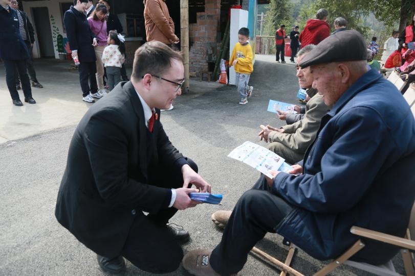 辰溪法院开展“3.5学雷锋送温暖”志愿服务