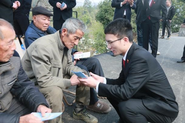 辰溪法院开展“3.5学雷锋送温暖”志愿服务