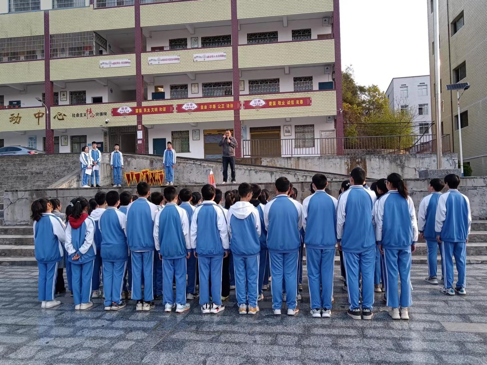 邵阳县塘渡口中学开展“学雷锋”国旗下的讲话活动