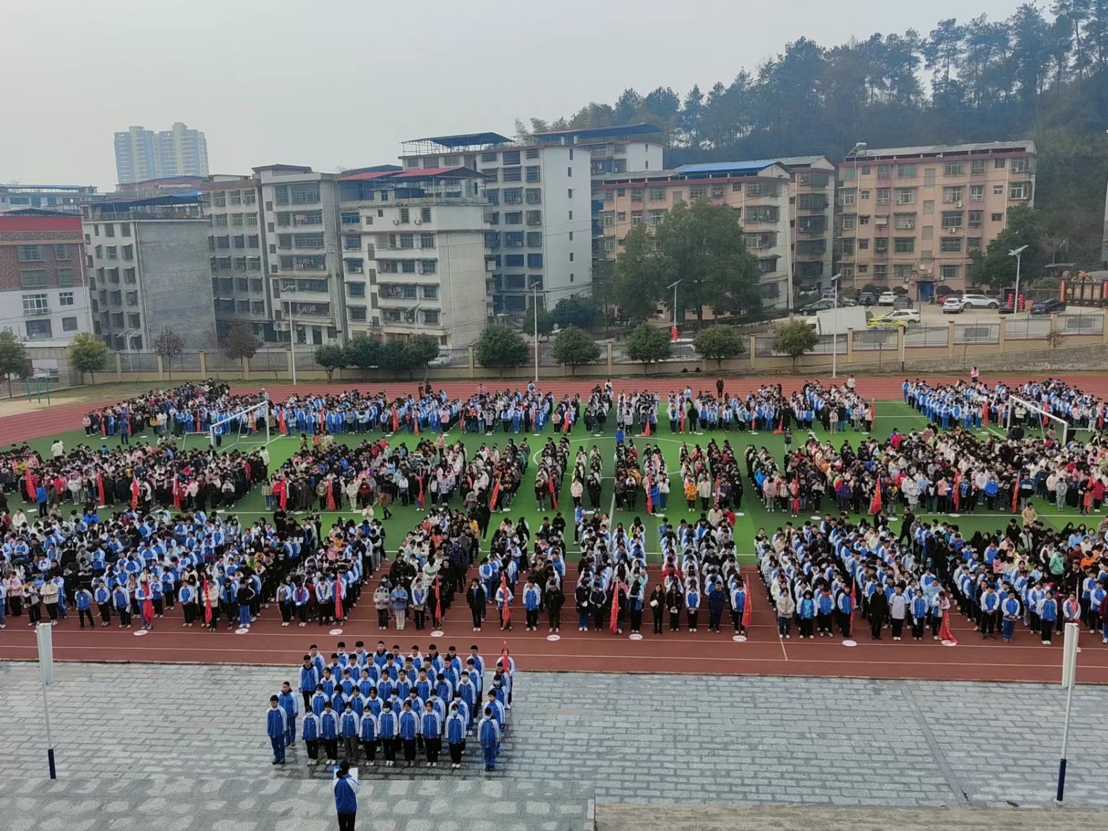 邵阳县塘渡口中学开展“学雷锋”国旗下的讲话活动