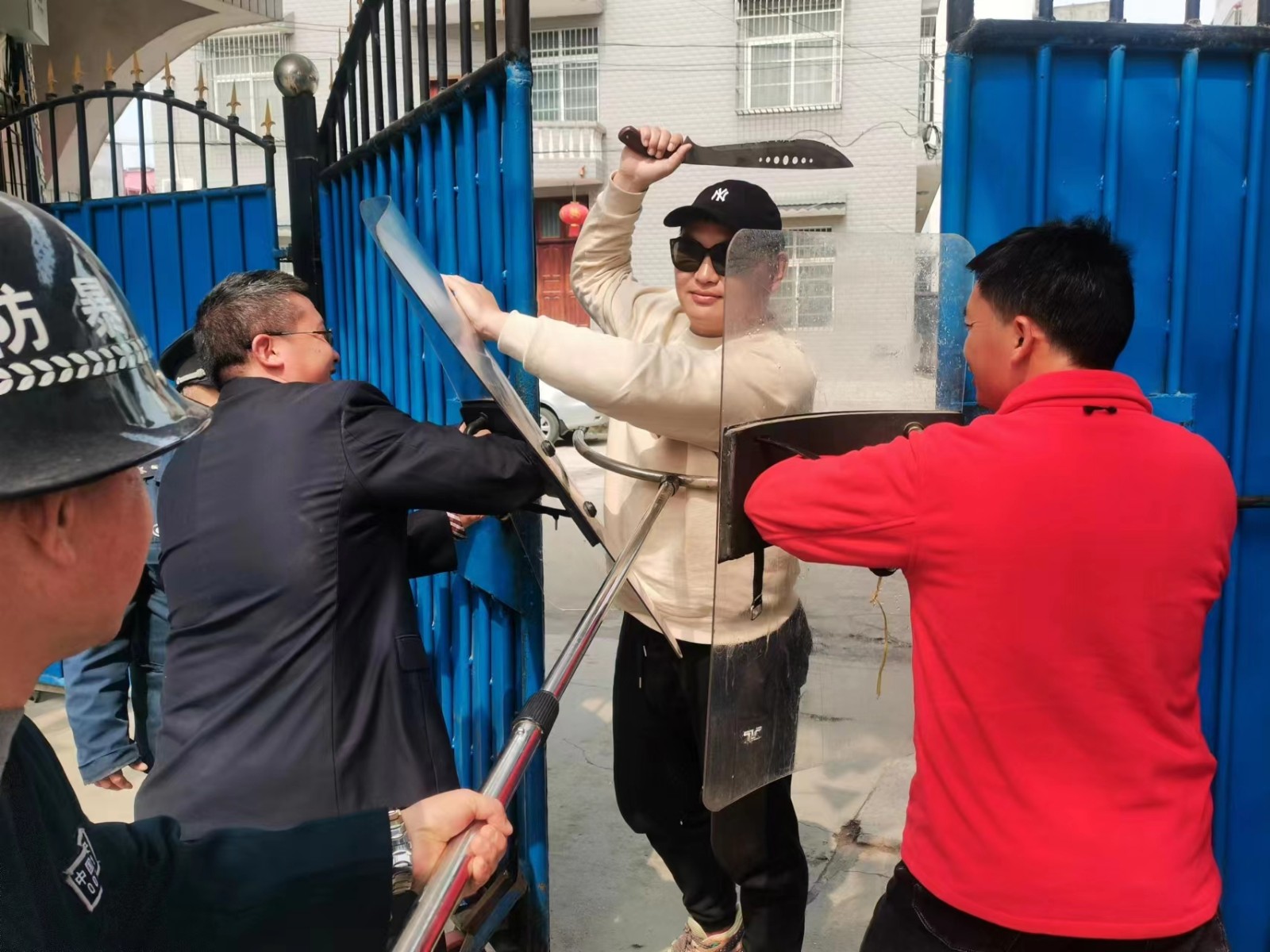 竹市镇中学开展反恐防暴演练，构建和谐安全校园