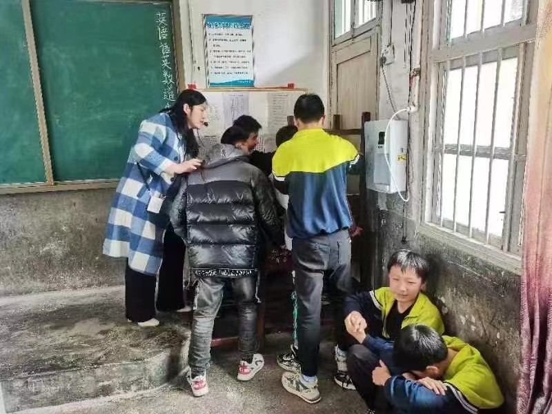 竹市镇中学开展反恐防暴演练，构建和谐安全校园