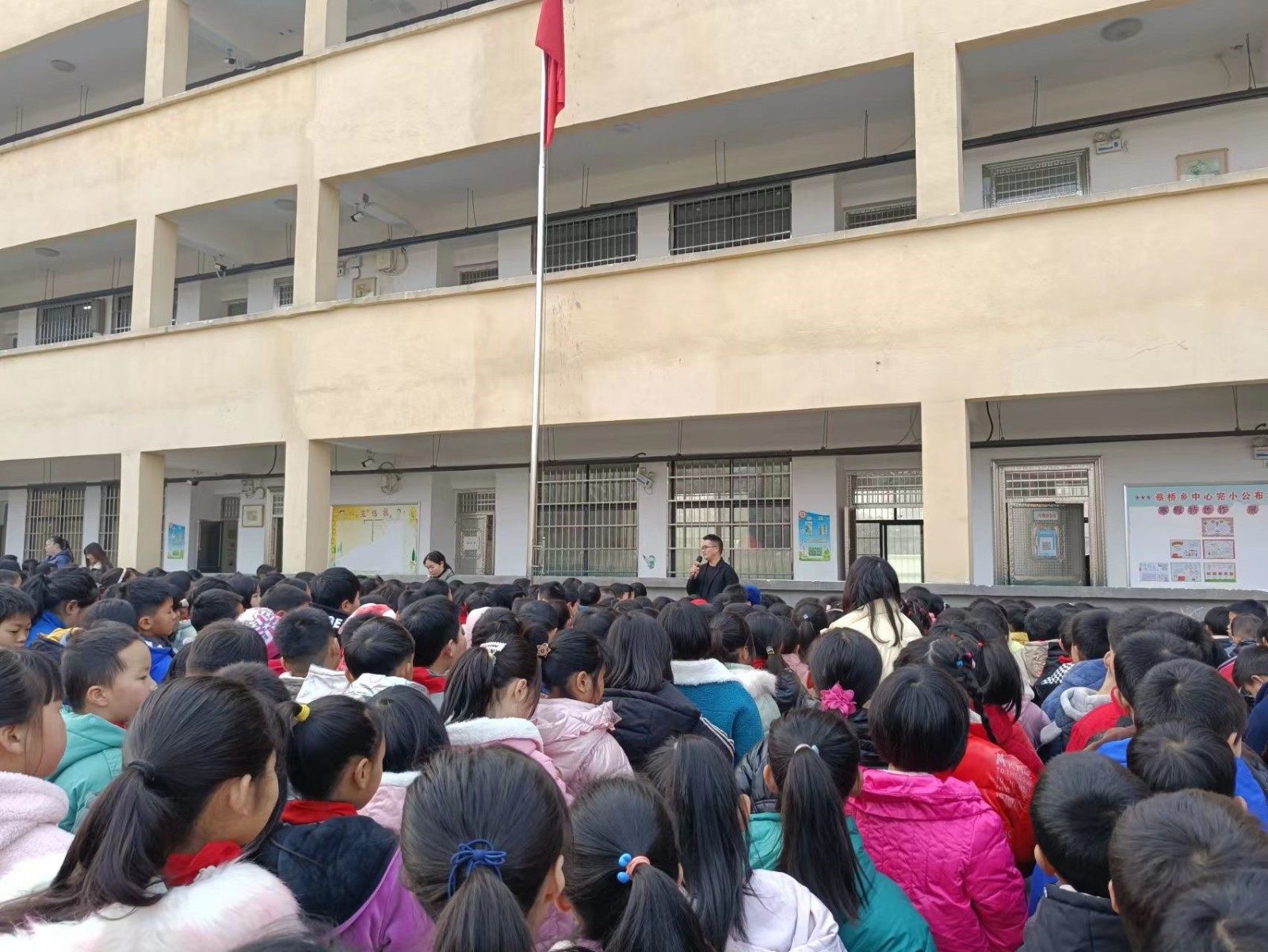 弘扬雷锋精神，争做追“锋”人