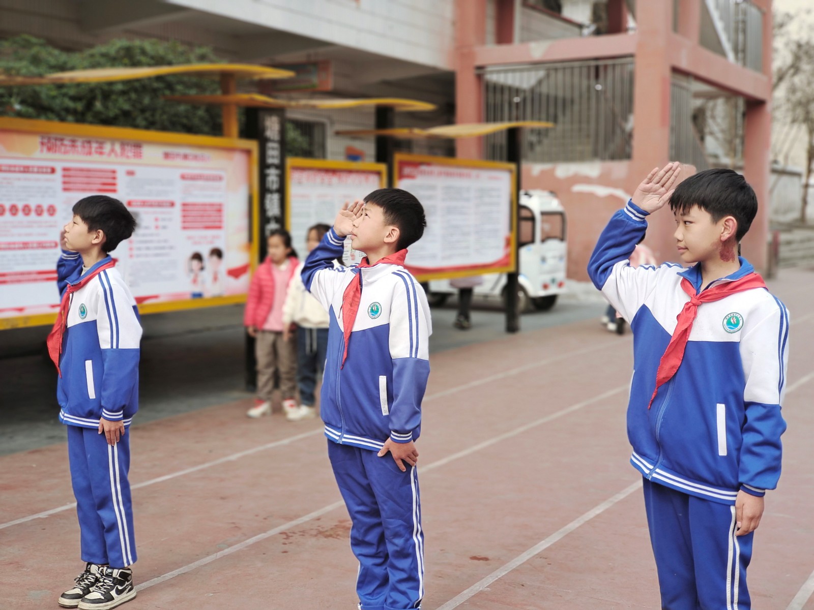 塘田市镇中心完全小学举行学雷锋主题升旗仪式