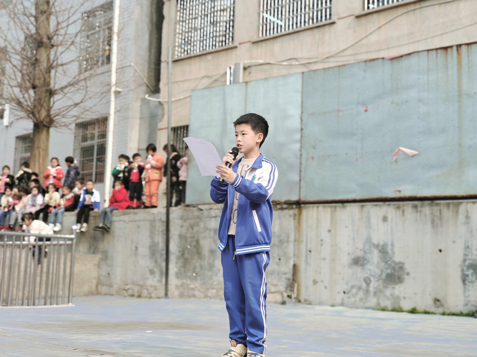 塘田市镇中心完全小学举行学雷锋主题升旗仪式