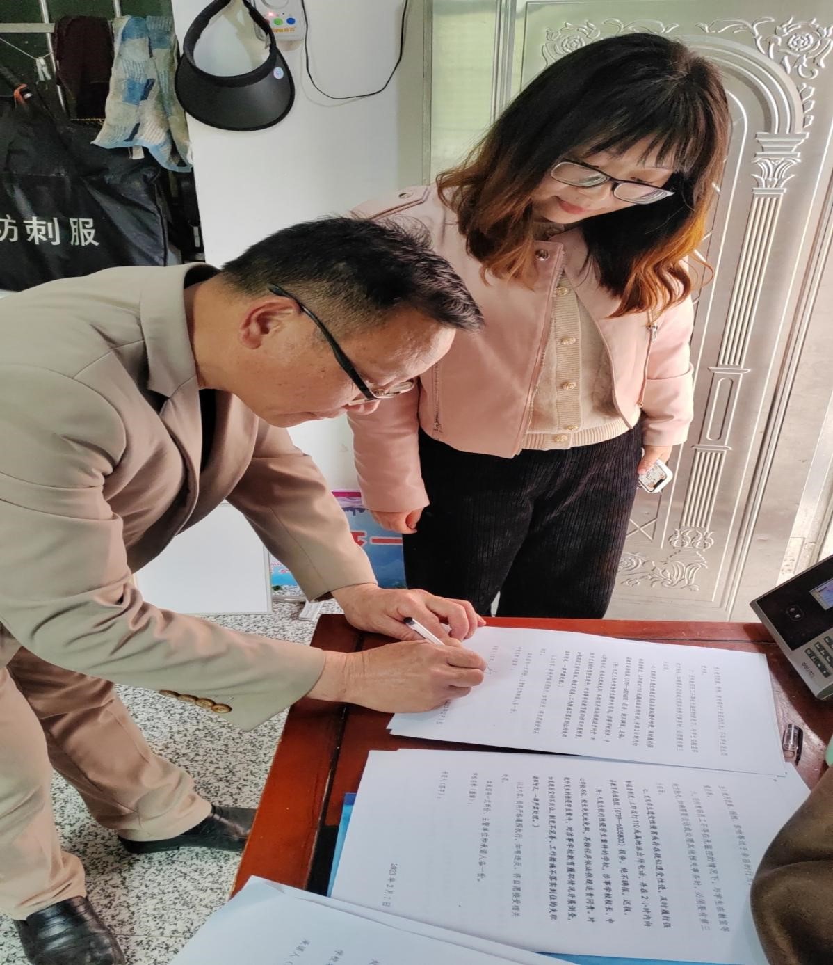 “利剑护蕾 守护花朵健康成长”