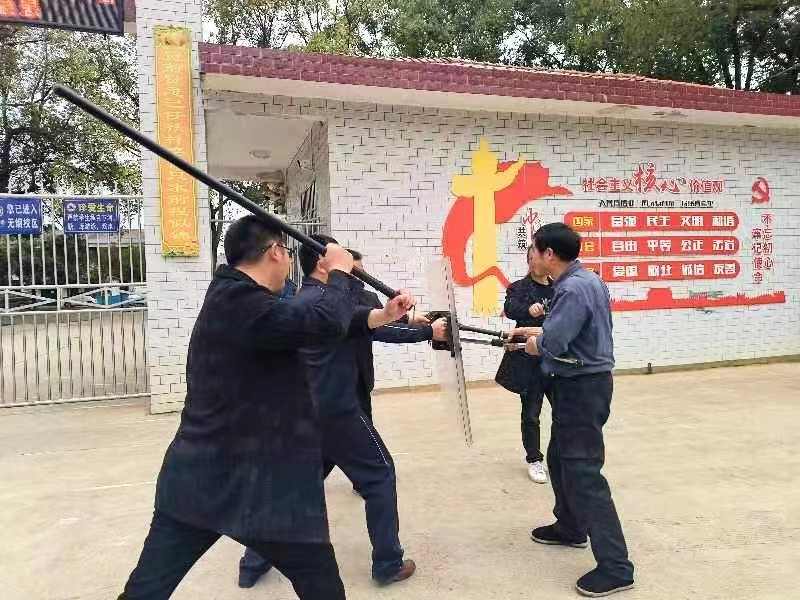 洞口县茶场学校：“反恐防暴演练”铸牢校园安全