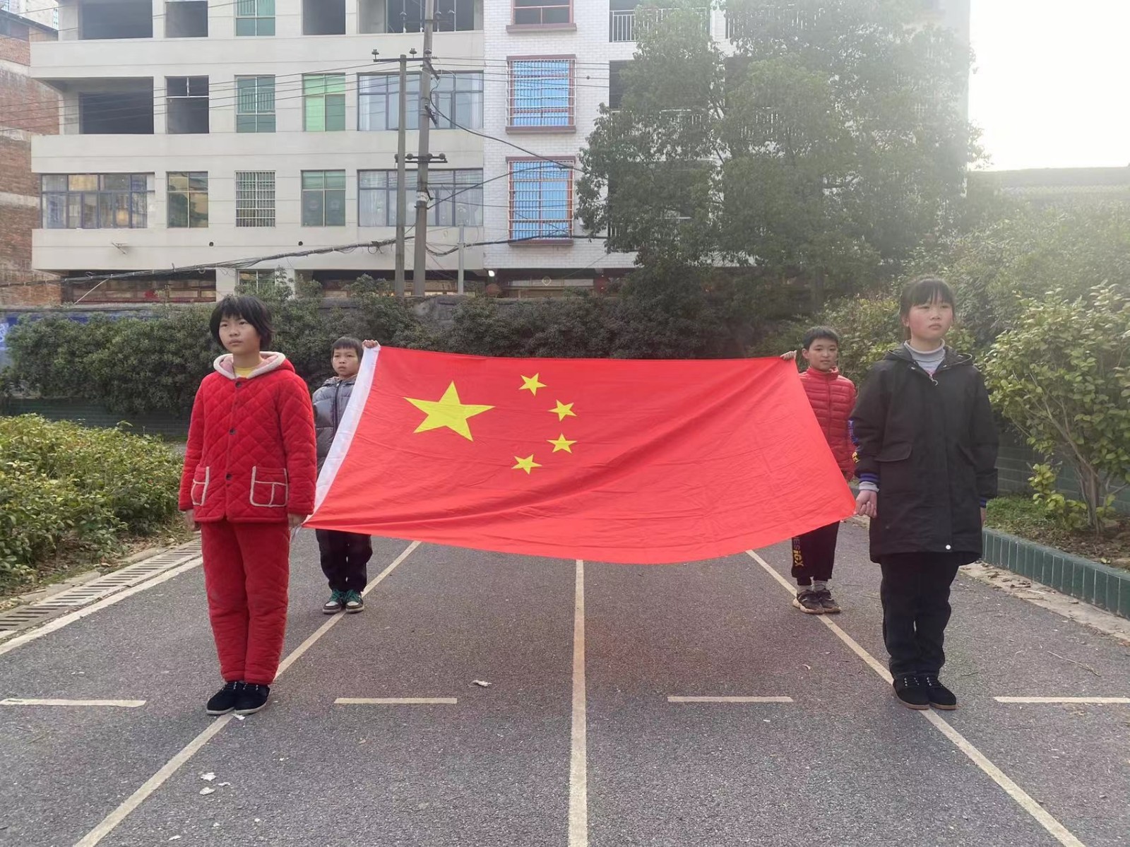 “学雷锋，以实际行动践行雷锋精神” 主题升旗仪式+爱心捐赠活动