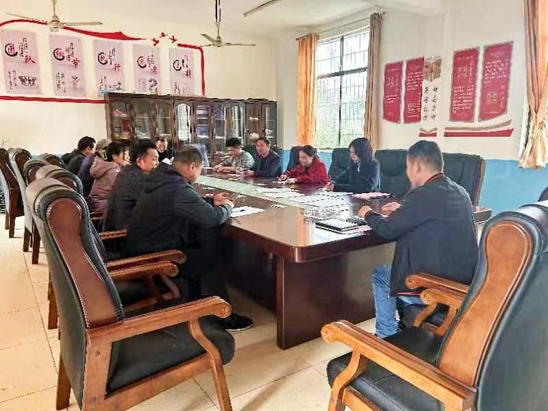 小溪市乡中学召开3月组织生活会
