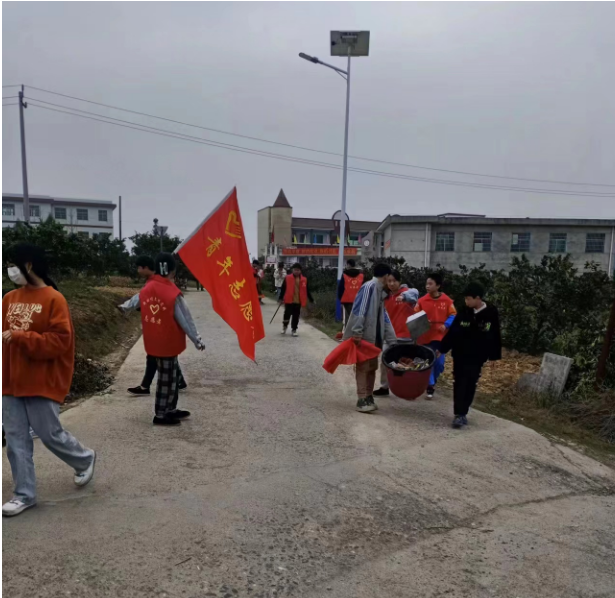 新宁县万塘中学开展“学雷锋清扫街道”志愿者活动