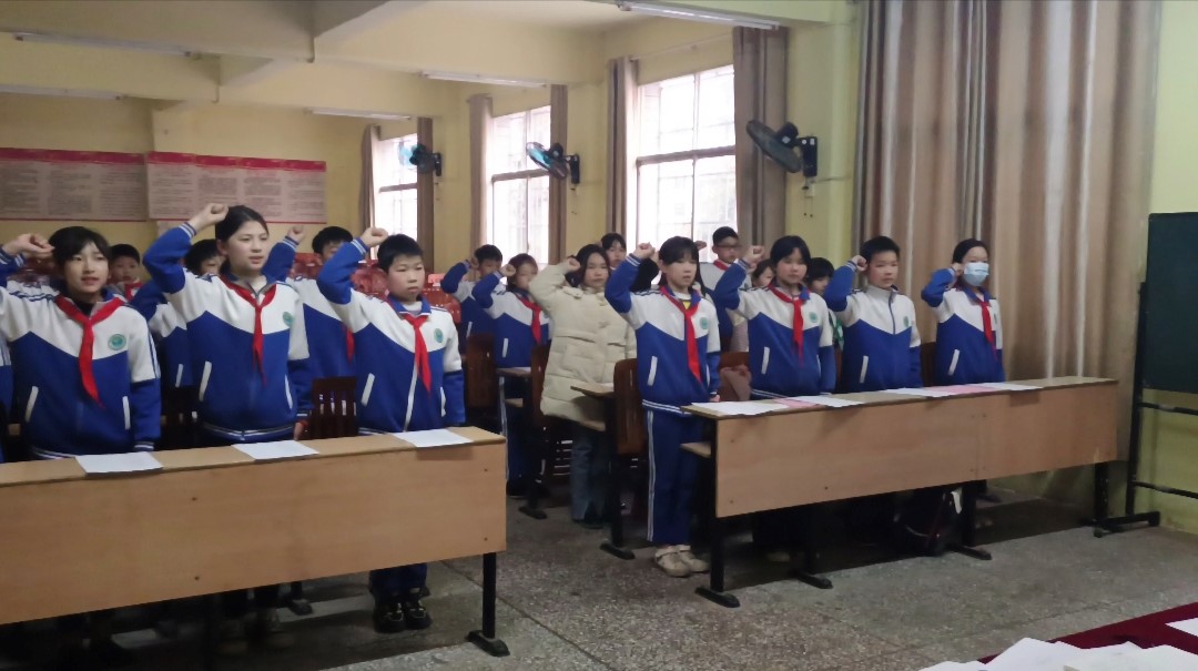 塘田市镇中心完全小学少先队员“雷锋精神代代传”主题队会