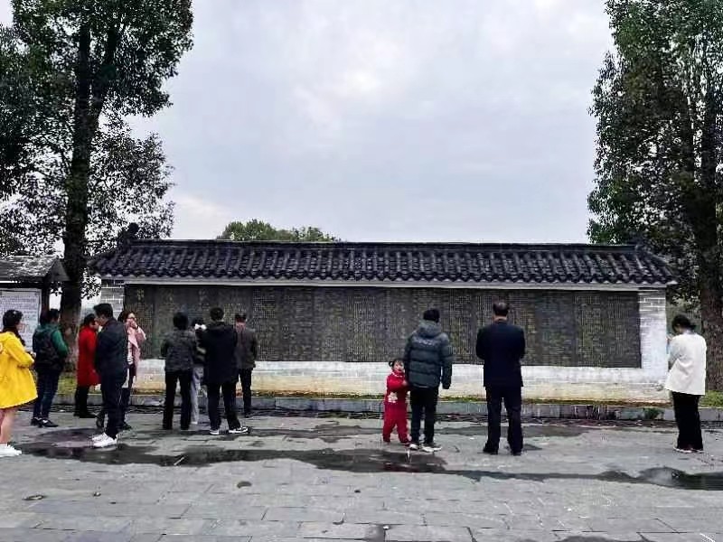 新宁县回龙寺镇莲山中心小学工会开展 庆“三八”妇女节踏青活动