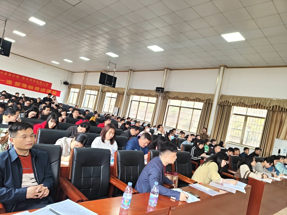 凝心聚力做教研，引领成长谱新篇