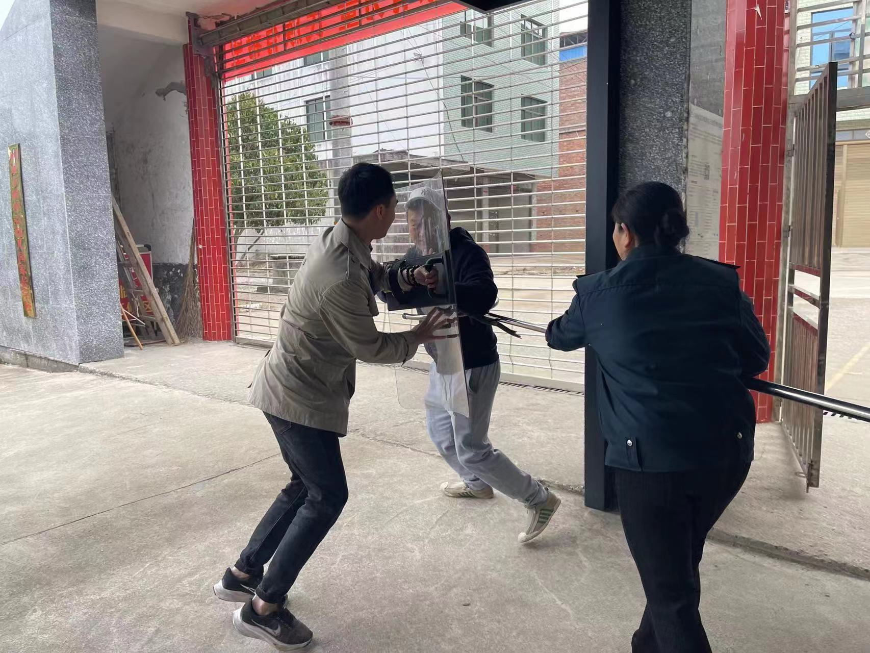 回龙寺镇中心幼儿园开展反恐防暴演练