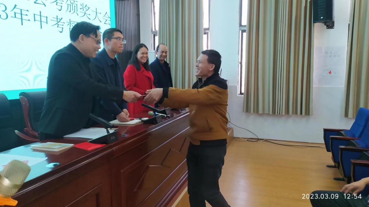 邵阳县白仓镇芙蓉学校举办2022届毕业会考颁奖暨2023年中考督战会