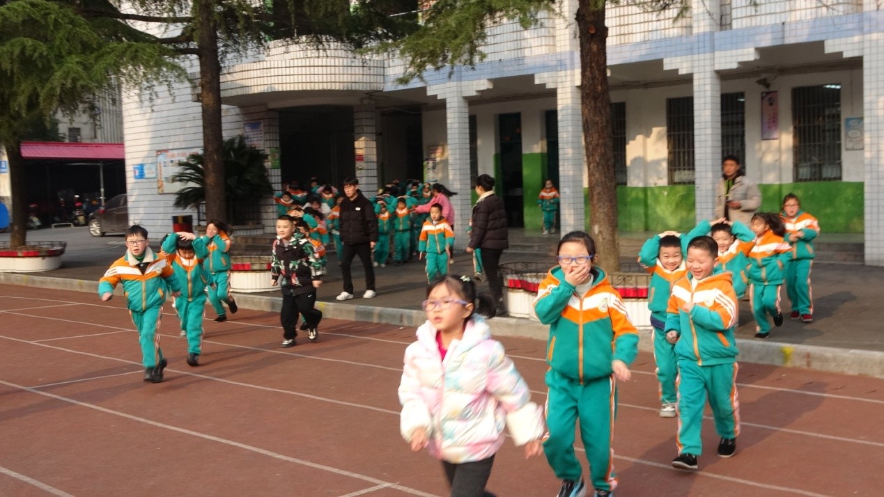 新宁县解放小学开展紧急疏散演练活动