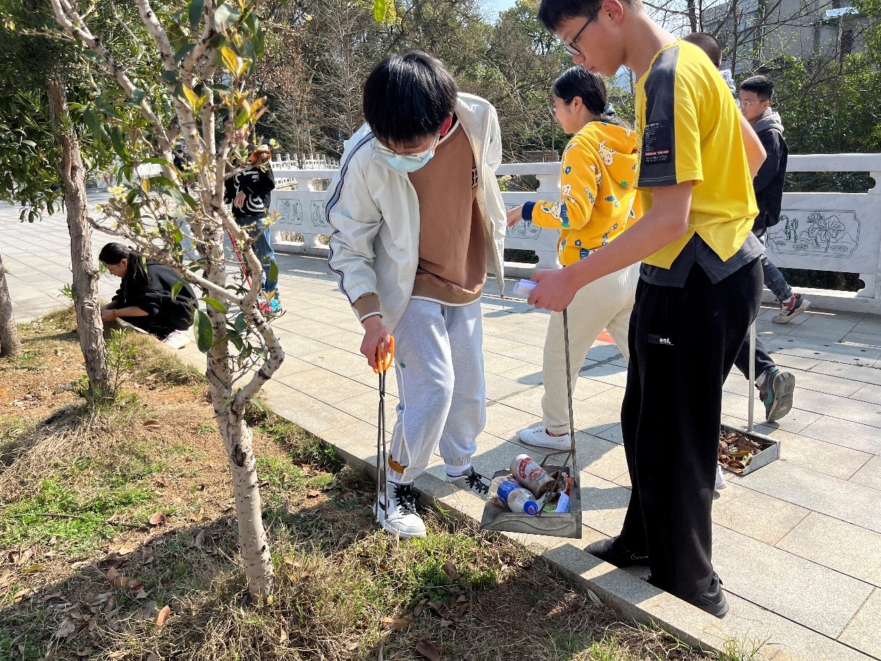 弘扬雷锋精神 凝聚青春力量