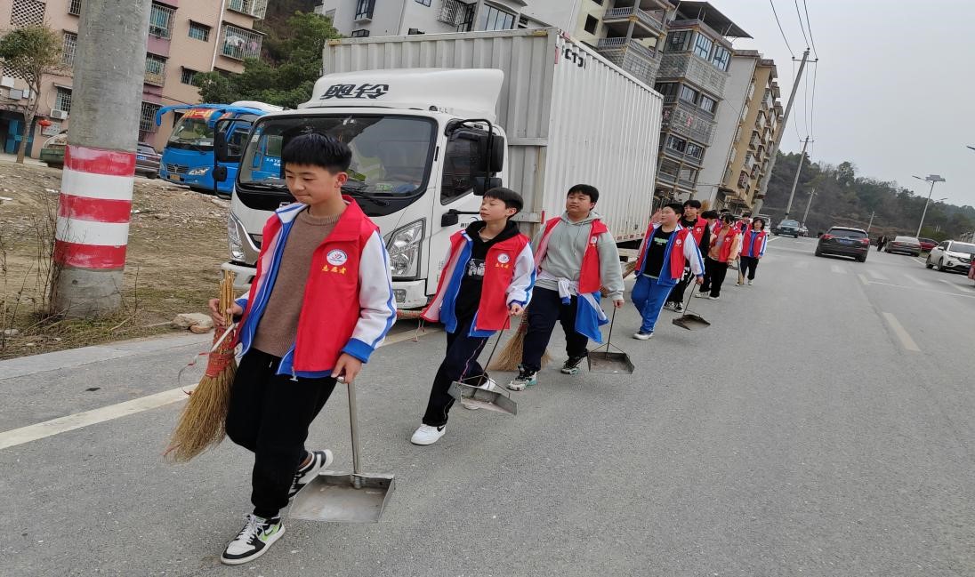 弘扬雷锋精神，争做阳光少年