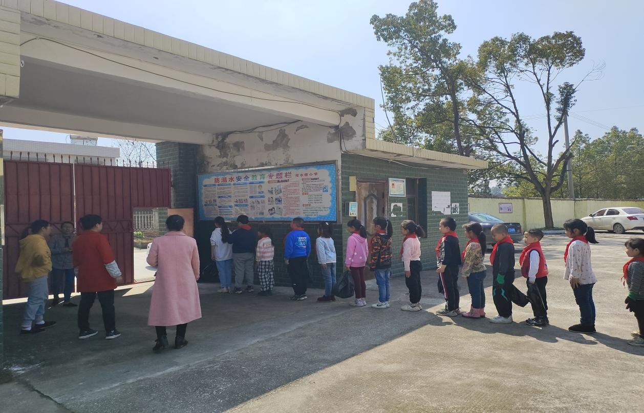 塘渡口镇塔水桥小学开展“学雷锋”主题月活动