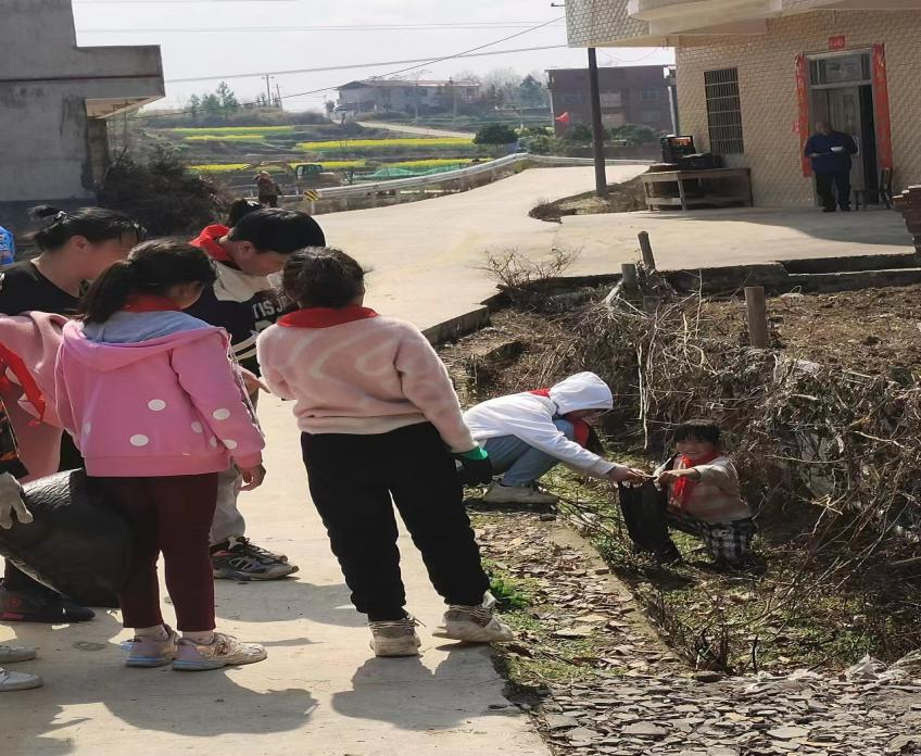 塘渡口镇塔水桥小学开展“学雷锋”主题月活动