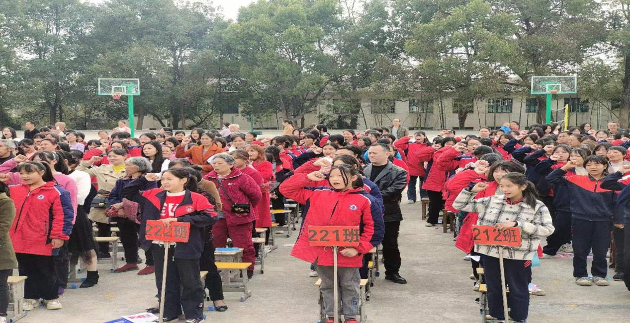 山门镇横溪中学召开“利剑护蕾，家校共育”女生家长会