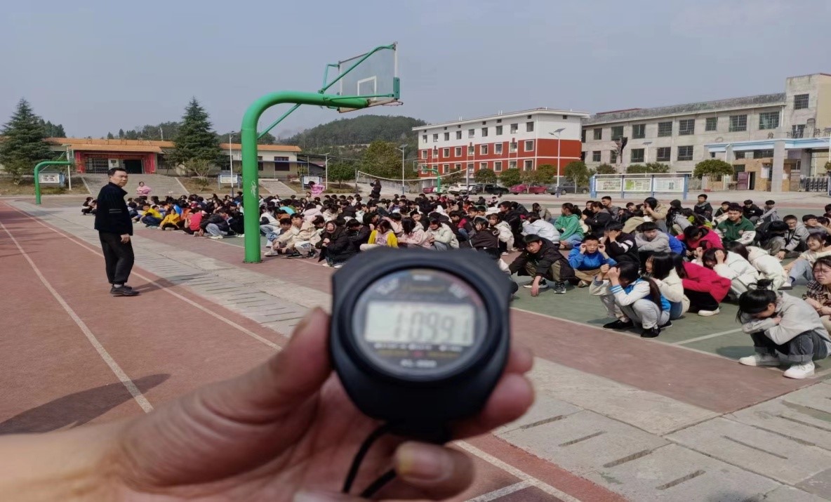 新宁县万塘中学举行消防安全疏散演练