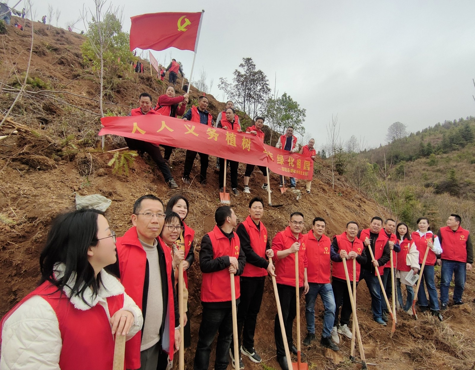 邵阳县塘渡口中学党支部开展义务植树活动