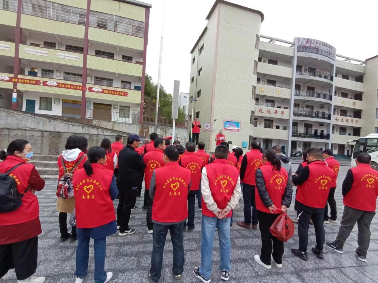 邵阳县塘渡口中学党支部开展义务植树活动