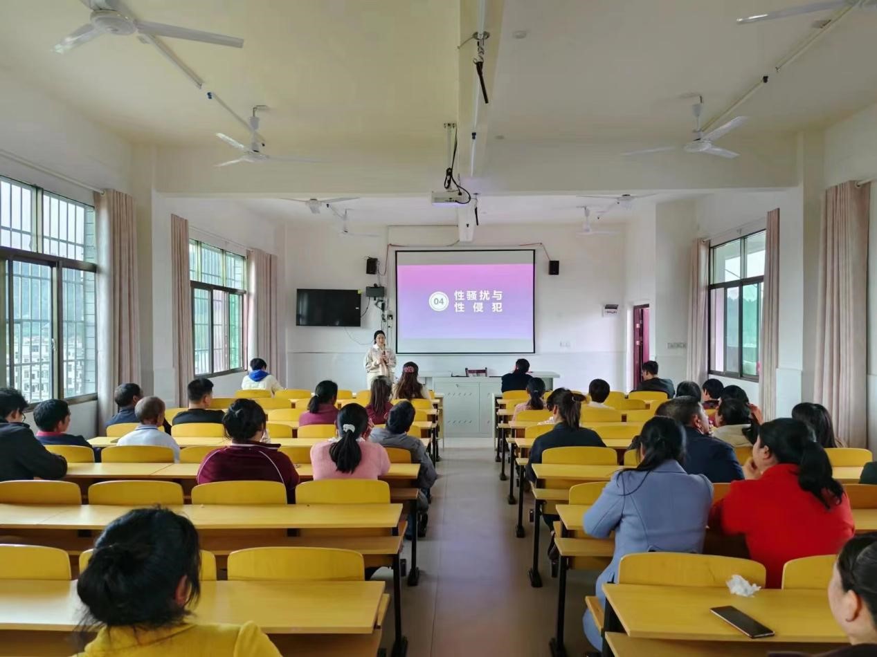 新宁县万塘中学召开防性侵“利剑护蕾” 专项行动家长会