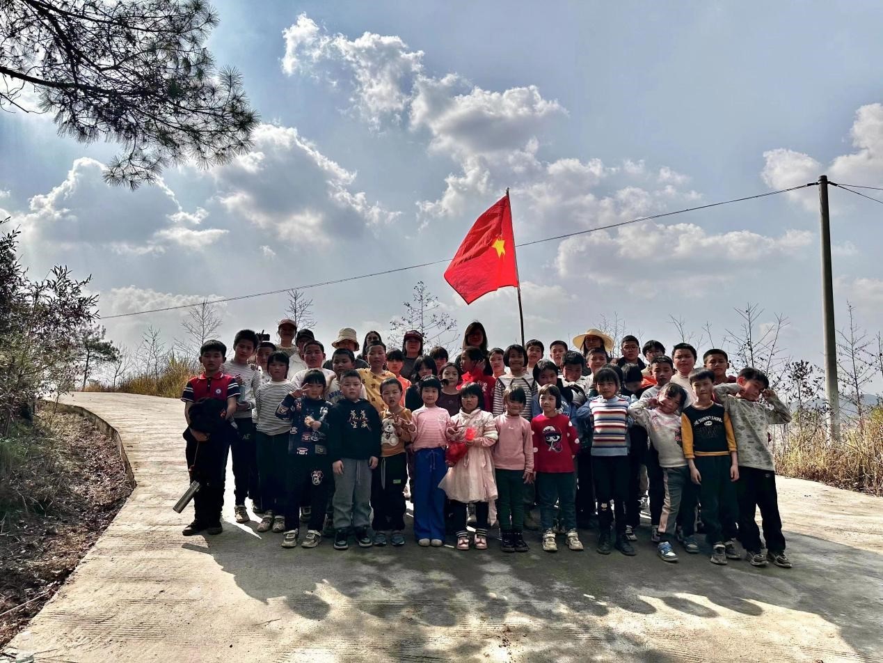 诸甲亭乡洪庙小学“捡垃圾护环境，践行雷锋精神”志愿服务