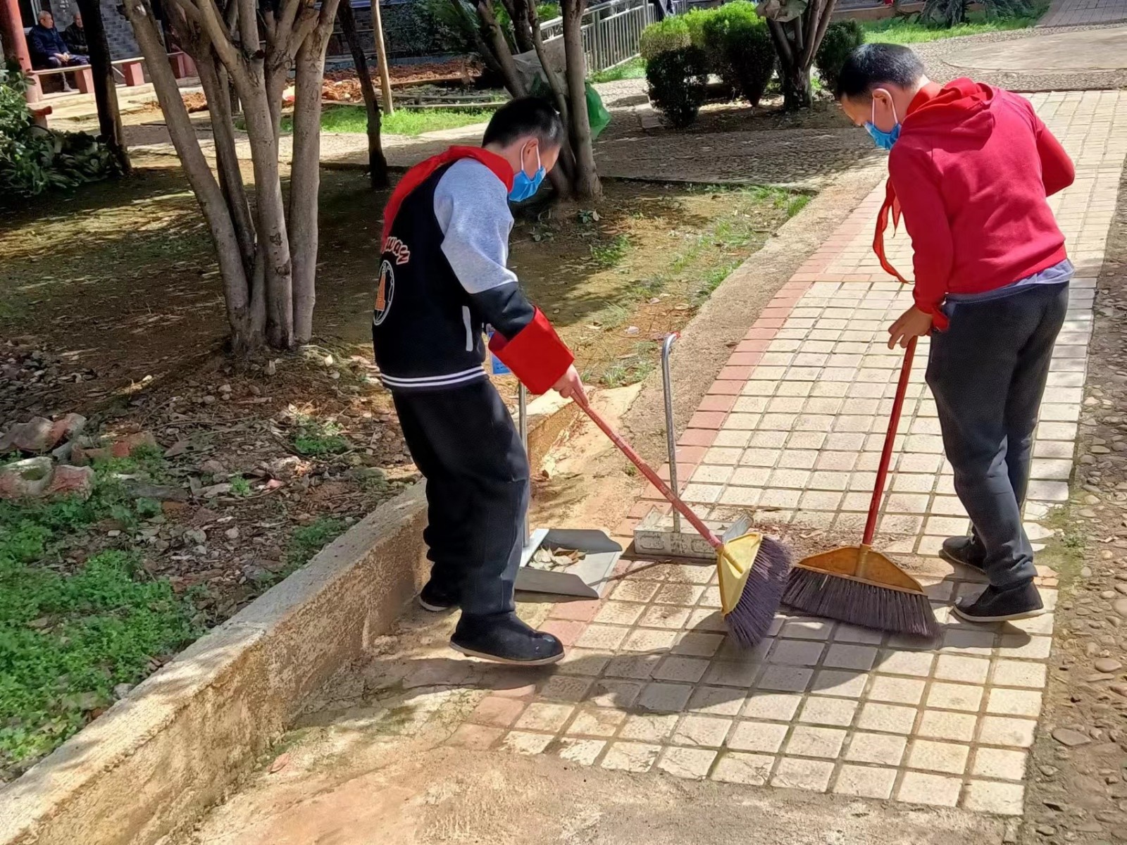 下花桥镇中心完全小学党支部开展“学雷锋志愿服务