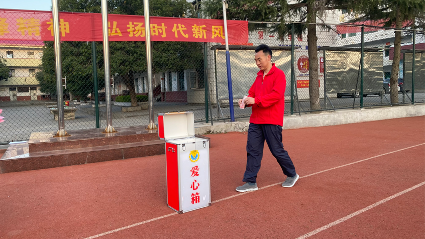 三月雷锋月，人人学雷锋，我们献爱心